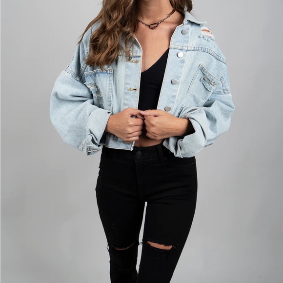 Stylish Light Blue Denim Jacket with Fringe - Picture 2 of 15